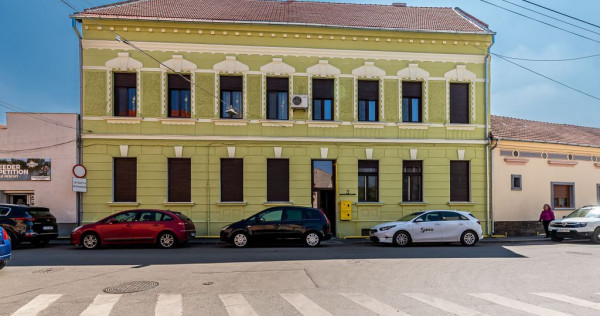 O locuință așezată &icirc;ntre două repere ale centrului ...