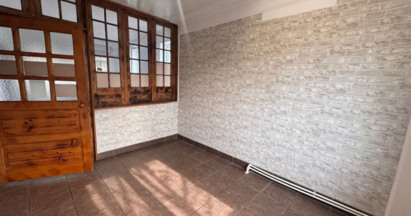 Casă P+1, pretabilă spatiu comercial, de v&acirc;nzare &icirc;n zona
