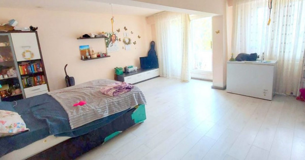 De vanzare apartament cu 4 camere, strada Anghel Saligny,...