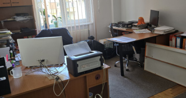Apartament 4 camere, poziție excelenta
