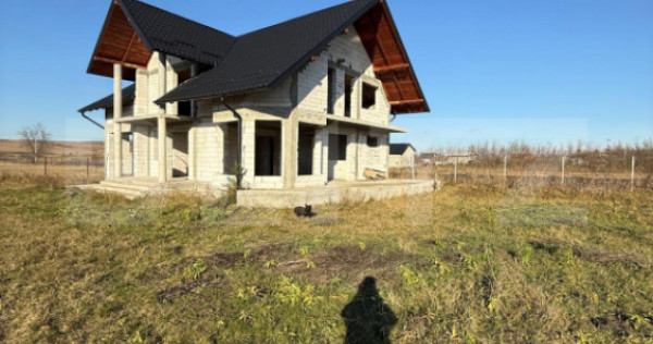 Casa cu etaj la rosu, 160 mp utili, 1200 mp teren, zona Trei