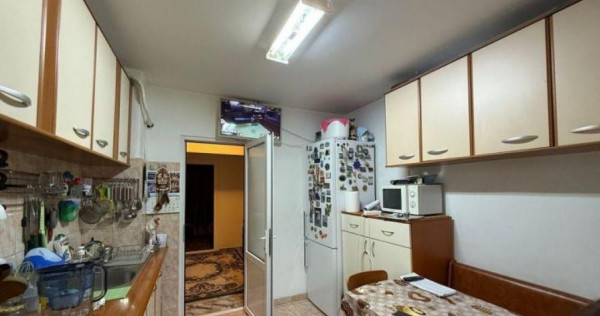 Apartament 4 camere decomandate zona Poarta 6