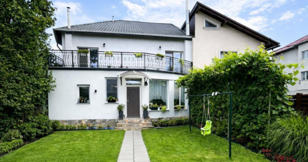 Casa in apreciabil potential,cu terase, curte,gradina echipa