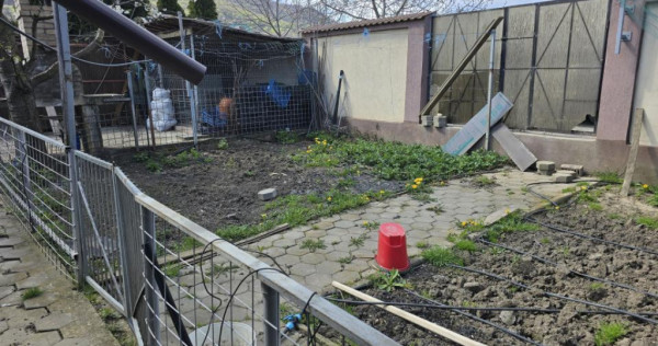 Cladire mica in zona liniștită - valoarea este in teren