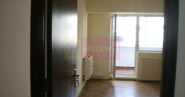 Apartament 3 camere pe bd Decebal