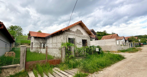 Casa la rosu de vanzare, 90 mp+ teren 650 mp, zona Aiud