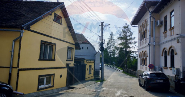 Casa ultracentral in Saliste cu un teren generos de 1757 mp