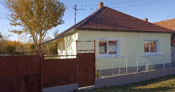 Casa cu gradina la tara la 25 km de Oradea in satul Santimreu.