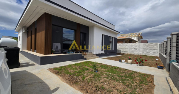 Casa parter- 4 camere- beci- 800m de autobuz,scoala, gradini