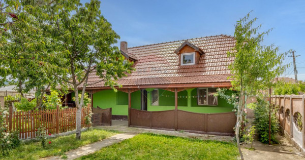 Casa compusa din doua corpuri in aceeasi curte