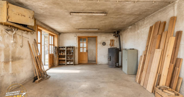 Ansamblu: Casa atelier sura 1.123mp teren, Sat Lunga,