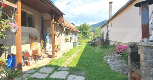 Casă spațioasă cu livadă, teren de 1.690 mp și panouri