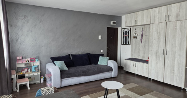 Apartament de vanzare semidecomandat ,2 camere 44mp , zona S