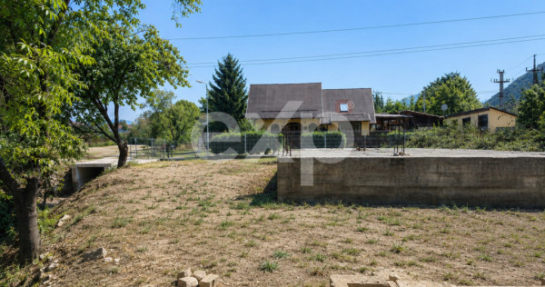 TEREN 800 MP intravilan cu fundatie &ndash; SĂCELE, STR. AVRAM