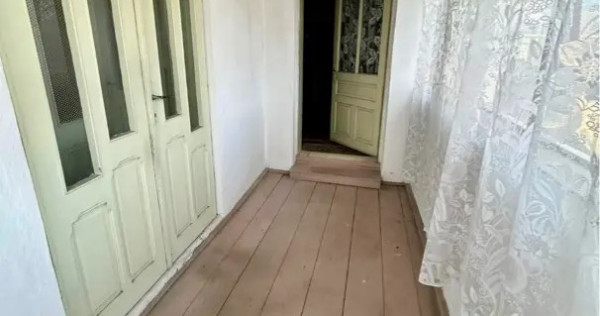 Casă din cărămidă cu teren intravilan 2.262 mp &ndash; Comănești