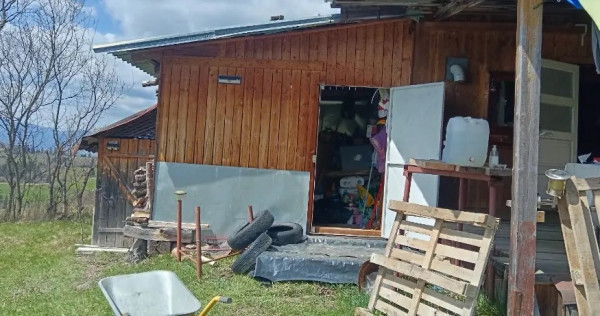V&acirc;nd teren 4000mp căsuță de vacanță Livezi 25 km de Miercurea Ciuc
