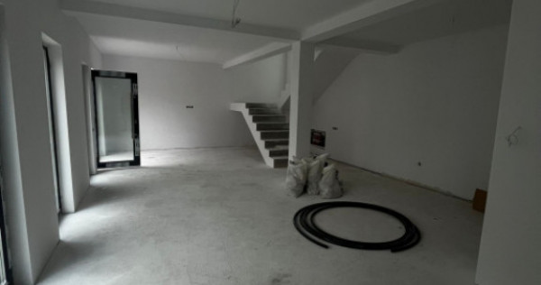 Casă tip duplex modernă, terase panoramice, &icirc;n zona rezid
