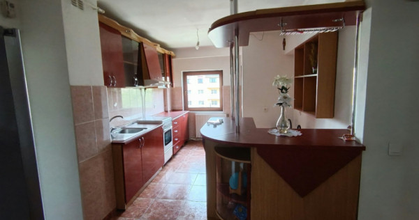 Apartament cu 3 camere și garaj, zona Republicii