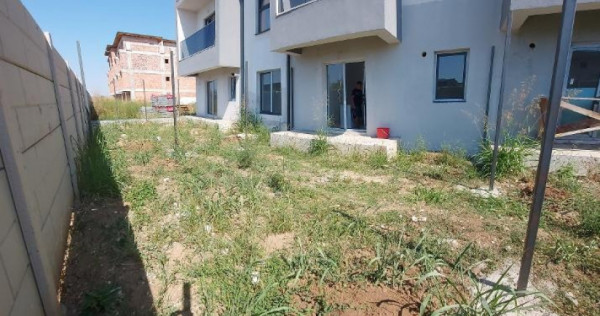 Garsoniera decomandata, 33 mp si curte aprox 40 mp-Magurele