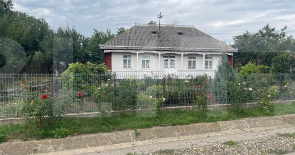 Casă de v&acirc;nzare, teren 5400 mp, zona Brăești