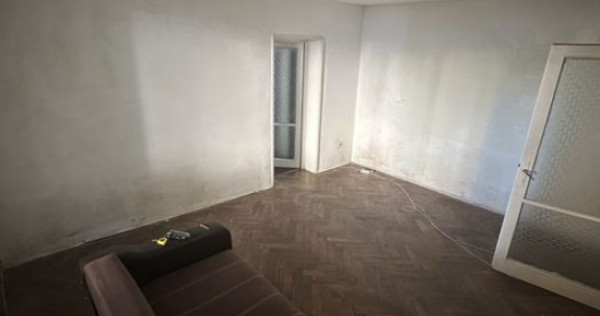 Apartament 3 camere parcul Tractoru parter 95000 Euro