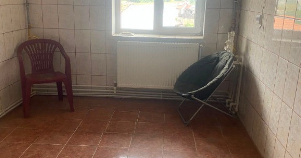 Apartament 2 camere decomandate,2 balcoane zona Poarta 6