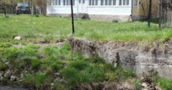 Casa de vanzare 100 mp, teren 3.500 mp, zona Pojorata