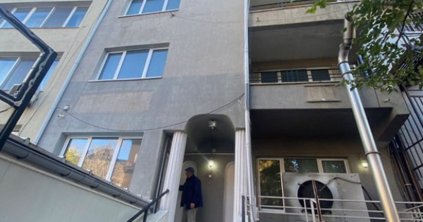 Vă propunem spre inchiriere clădire de birouri situată &icirc;n zo