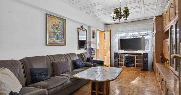 Apartament 3 camere, două băi de v&acirc;nzare - Str Poetului