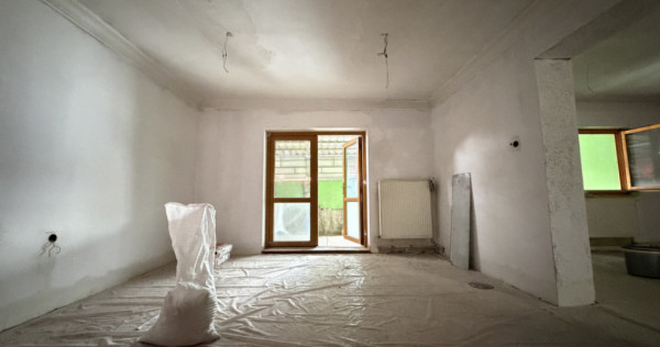 Spatiu comercial cu 5 incaperi, vad excelent, in zona Lipove
