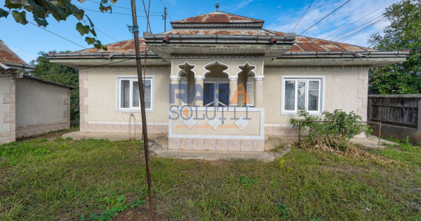 Casă cărămidă 80 mp, teren 1000 mp, colț, 7 km de Roman, Trifești