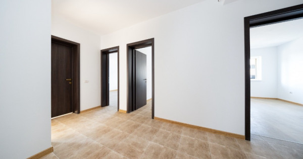 V&acirc;nd apartament Nou cu trei camere