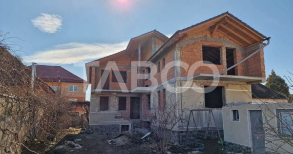 Cladire la rosu 300 mp utili + 130 mp, iesire 2 strazi, apro