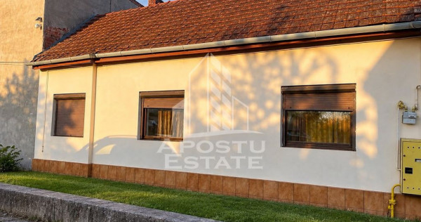 Casa cu 3 camere si curte comuna -zona Parneava
