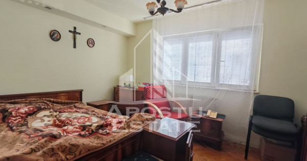 Apartament de vanzare cu 3 camere si 2 bai, decomandat, zona Sagului