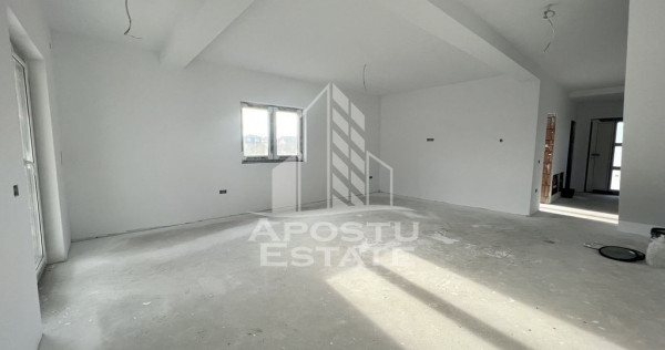 Duplex cu 4 camere, dressing si 3 bai. Toate utilitatile, la asfalt.