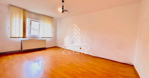 Apartament 3 camere decomandat de v&acirc;nzare, 64 mp, centrală proprie