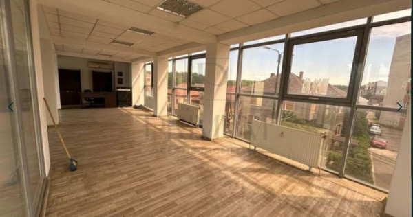 Spatiu Birouri luminos open-space