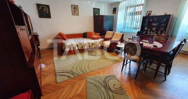 Apartament 3 camere decomandat si curte de vanzare Orasul de