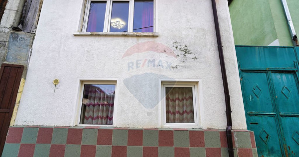 Casă cu garaj, de renovat, Schei