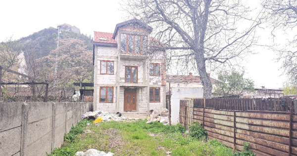 Vand casa la rosu in Deva, D+E+M, constructie din BCA din anul 2020