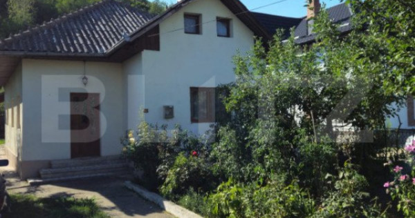 Casă spațioasă cu livadă, &icirc;ntr-o zonă liniștiă la 2