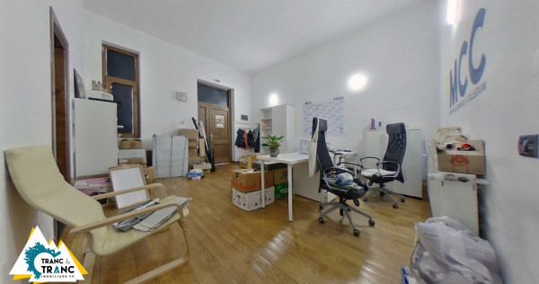 Birou / Apartament generos cu 3 camere cu vedere catre Primaria Arad