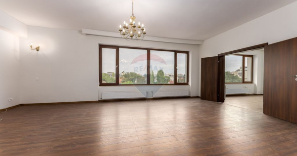 Apartament spațios cu vedere panoramică,, într-o cladi...