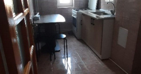 Inchiriez apartament 3 camere Micro XIV