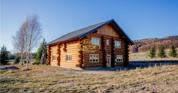 Casa din lemn rotund in Izvoru Muresului