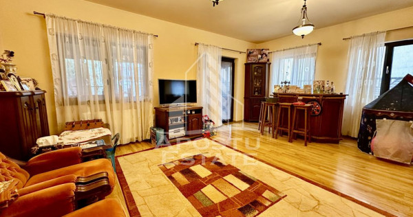 Duplex cu 4 camere situat la asfalt, in zona Planetelor