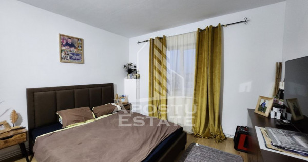 Apartament decomandat cu 3 camere, centrala proprie, zona...