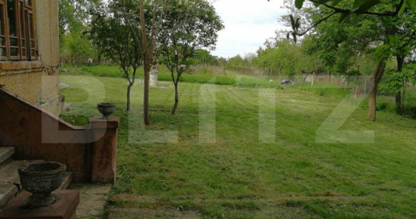 Casa demolabila, 50 mp, cu 1800 mp teren, zona Cosoveni