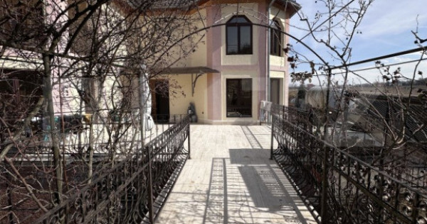 Casă spațioasă, 11 camere, 600 mp, teren 1450 mp, zona Li
